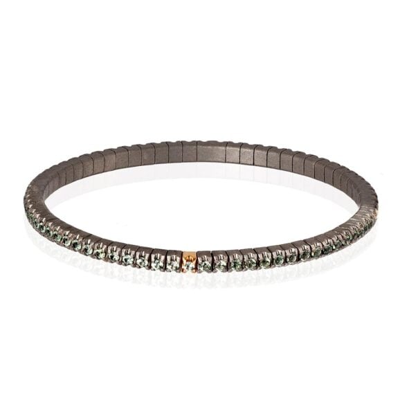 Elastična muška titanijumska tenis narukvica sa zelenim safirima i detaljem od 18 kt roze zlata bez kopče – lagana, snažna i luksuzna