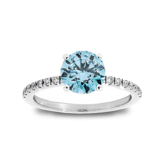 Zlatara as memory raskošan verenički prsten od belog zlata sa centralnim kamenom kružnog oblika, težine oko 1,6ct, dimenzija oko 7,5mm, sa 16 ukrasnih kamenova na ramenima prstena, model k460 prsten sa laboratorijskim vivid blue laboratorijskim dijamantom