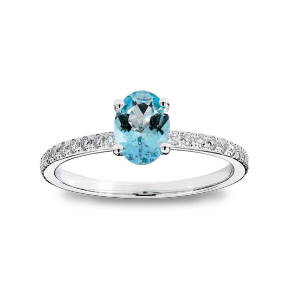 Zlatara as memory raskošan verenički prsten od belog zlata sa centralnim kamenom ovalnog oblika, težine oko 0,7ct, dimenzija oko 7x5mm, sa 22 ukrasna kamena na ramenima prstena, model k393 prsten sa laboratorijskim vivid blue laboratorijskim dijamantom