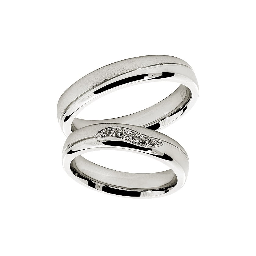 Zlatara as burme od 950 platine sa kombinacijom završnih obrada i dijamantima. Zlatara as burme od 950 platine sa kombinacijom završnih obrada i dijamantima.