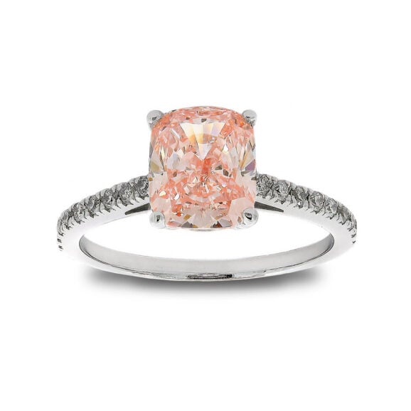 Zlatara as memory raskošan verenički prsten od belog zlata sa centralnim kamenom jastučastog (cushion) oblika, težine oko 1,65ct, dimenzija oko 7,4x6,2mm, sa 18 ukrasnih kamenova na ramenima prstena, model k488 prsten sa laboratorijskim fancy vivid pink laboratorijskim dijamantom