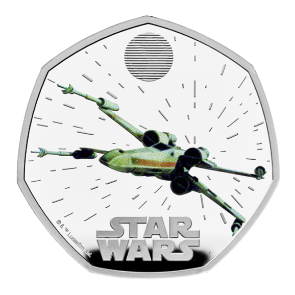 Predstavljamo vam spektakularan kolekcionarski srebrni novčić inspirisan čuvenim X-Wing lovcem iz kultne filmske sage Star Wars, izdat od renomirane britanske kovnice Royal Mint. X-Wing, jedan od najomiljenijih svemirskih lovaca Pobunjeničkog saveza, poznat je po svojoj izuzetnoj agilnosti i čuvenoj ulozi u uništenju Zvezde smrti. Upravo ovaj legendarni svemirski brod krasi specijalno izdanje kolekcionarskog srebrnjaka koji će oduševiti sve ljubitelje sage i strastvene kolekcionare