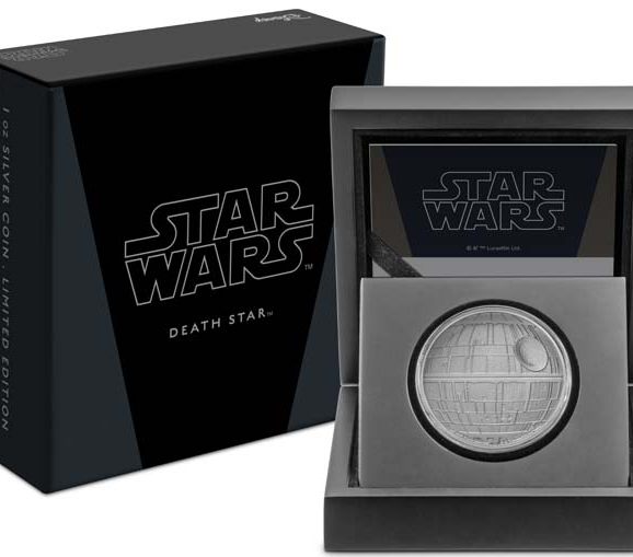 Predstavljamo vam izvanredan srebrni kolekcionarski novčić sa motivom kultne „Zvezde smrti“ (Death Star) iz originalne Star Wars trilogije, jedan od najpoznatijih simbola Galaktičke imperije. Ovaj vrhunski srebrnjak izrađen je u renomiranoj novozelandskoj kovnici – New Zealand Mint.