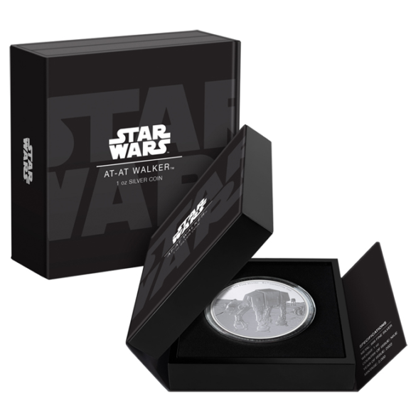 Predstavljamo vam ekskluzivni srebrni kolekcionarski novčić iz serije „Star Wars Vehicles“, posvećen legendarnom imperijalnom oklopnom vozilu – AT-AT Walkeru, jednom od najupečatljivijih i najstrašnijih simbola Galaktičke imperije iz kultne filmske franšize Star Wars. Ovaj impresivni primerak dolazi iz čuvene novozelandske kovnice New Zealand Mint.