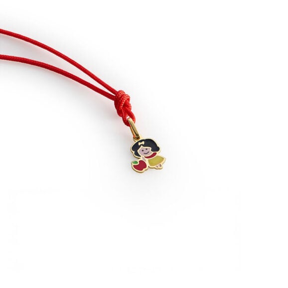 zlatni privezak za decu LeBebe Primegioie ogrlica za decu 092/B od zlata sa motivom snežane i sedam patuljaka koja drži crvenu jabuku