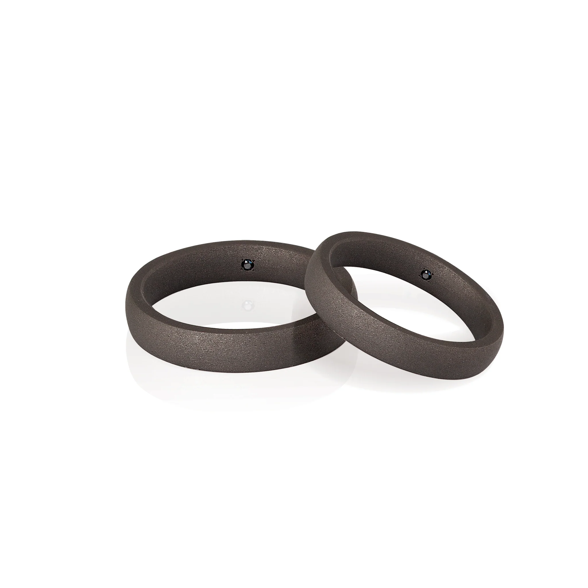 Crna burma od titanijuma sa crnim dijamantom od 0,01 ct mano j Crna burma od titanijuma sa crnim dijamantom unutar burme