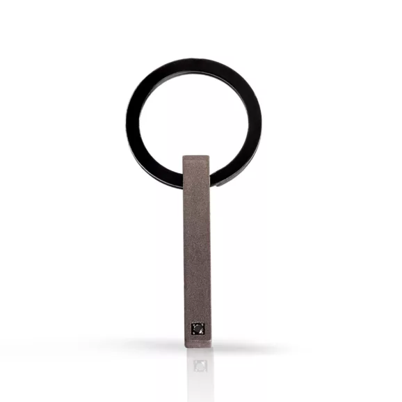 Zlatara as mano j. Titanijumski privezak za ključeve m402 zlatara as mano j privezak za kljuceve od titanijuma minpcht1bbar p. Jpg mano j. Titanijumski privezak za ključeve m402 Titanijumski privezak za ključeve izdužena pločica sa crnim dijamantom