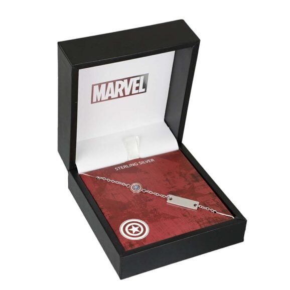 Zlatara as disney® dečja narukvica y5270 zlatara as disney nakit za decu bs00085rl 55. Cs 2 disney® dečja narukvica y5270 Otvorena marvel crna kutija sa srebrnom narukvicom koja ima okrugli privesak sa kapetan amerika štitom i pravougaonu pločicu, postavljena na crvenoj pozadini