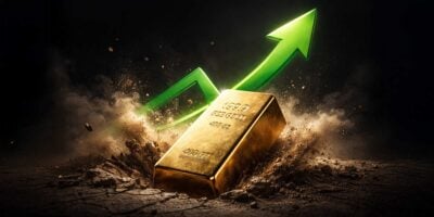 Bankarska zlatna poluga od 400 unci udara o zemlju, i diže prašinu, a zelena strelica ukazuje na rast cene zlata